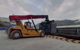 首趟硫磺专列进厂，西洋诺威施集团打通原料保障“最后一公里”！